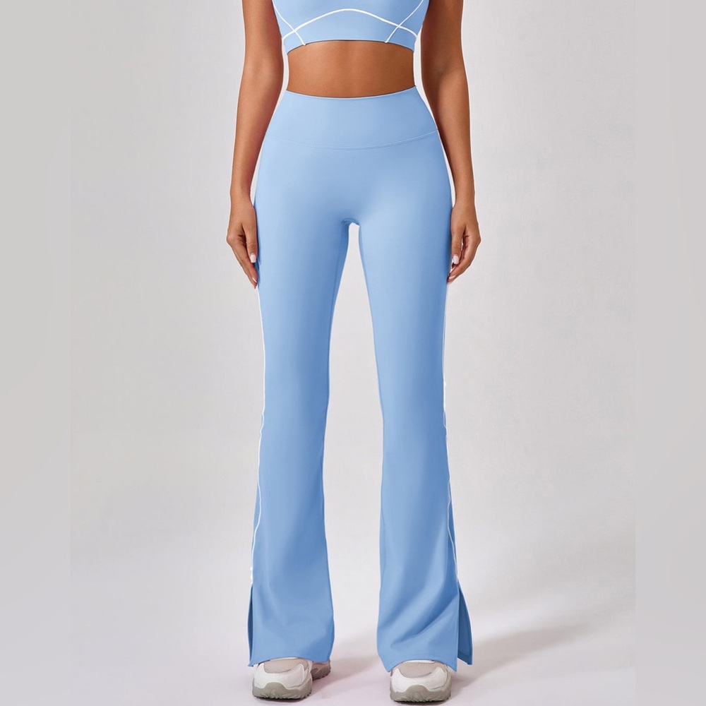 Amelia Activewear NWT blue flare leggings